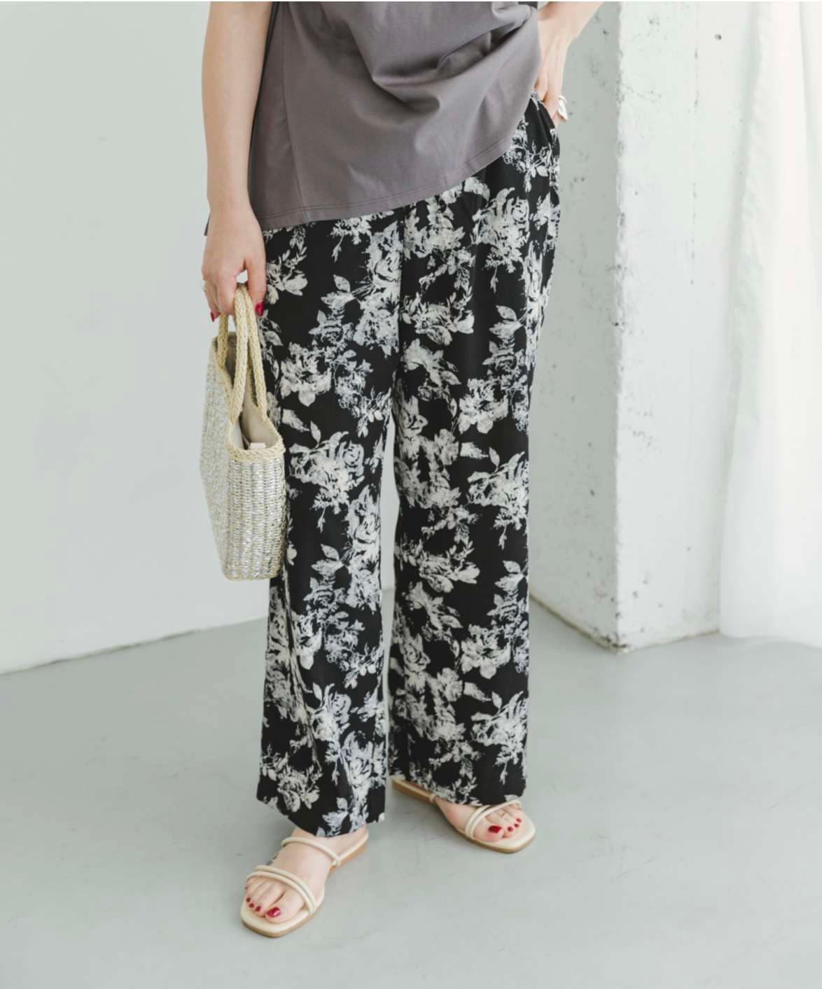 40代ファッション レディース 大人の花柄リラックスワイドパンツ