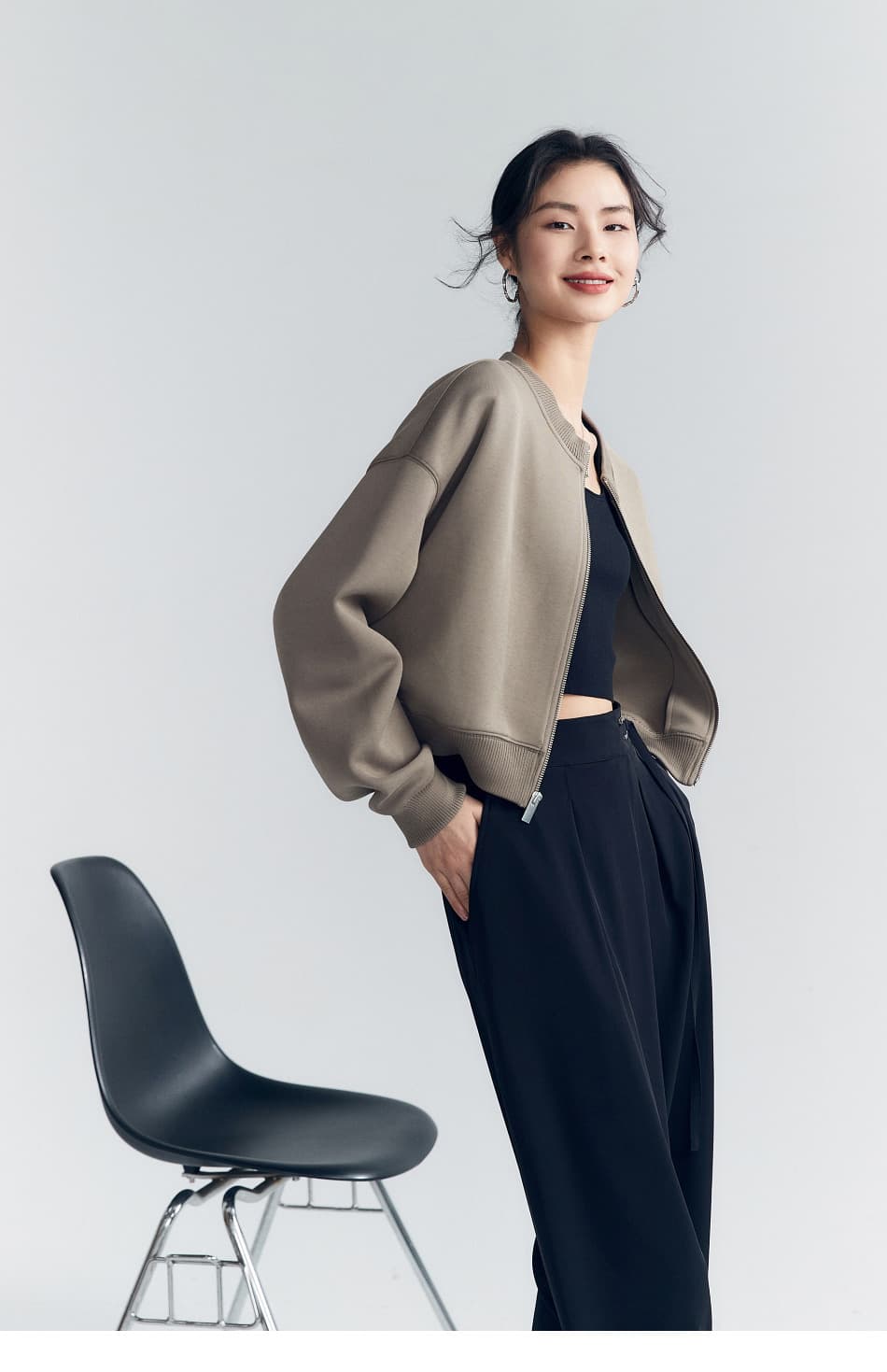 40代ファッション レディース ゆったりシルエットのショート丈ボンバージャケット