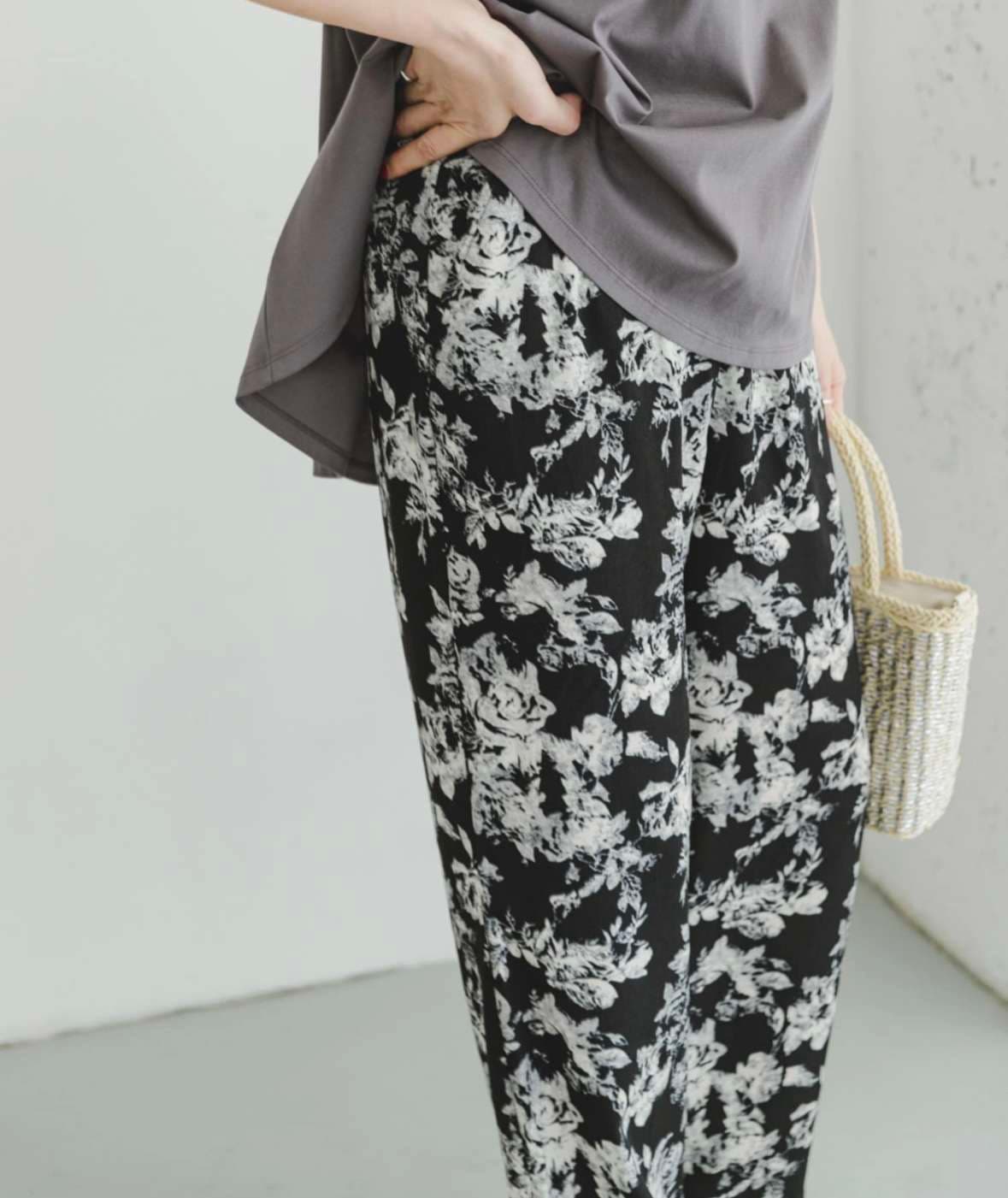 40代ファッション レディース 大人の花柄リラックスワイドパンツ