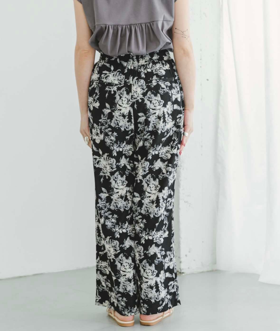 40代ファッション レディース 大人の花柄リラックスワイドパンツ