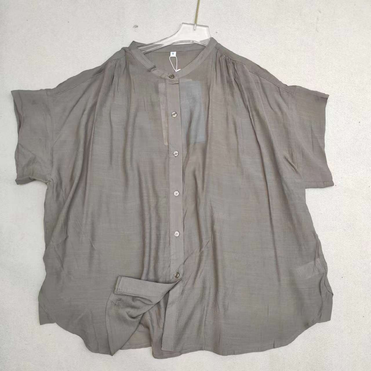 40代ファッション レディース ゆったりシルエットの半袖ブラウス