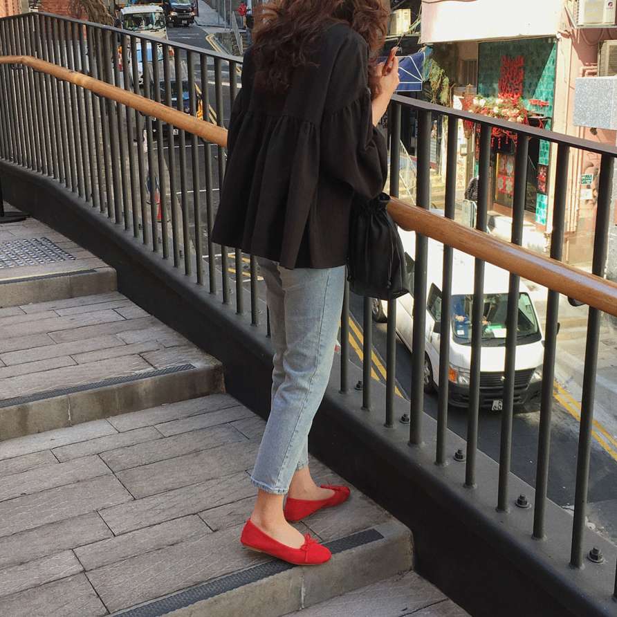 40代ファッション レディース ふんわりフレアシルエット黒ブラウス