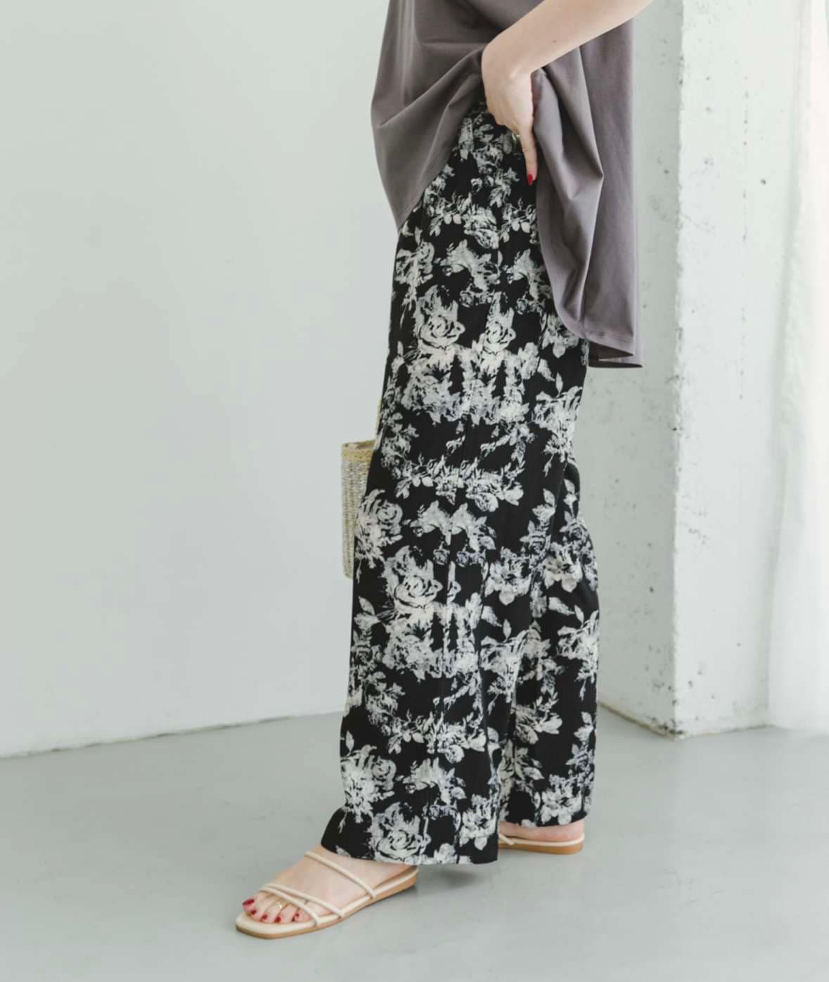 40代ファッション レディース 大人の花柄リラックスワイドパンツ