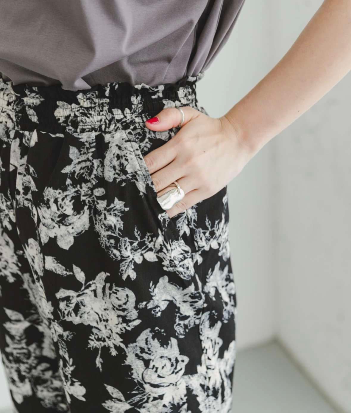 40代ファッション レディース 大人の花柄リラックスワイドパンツ