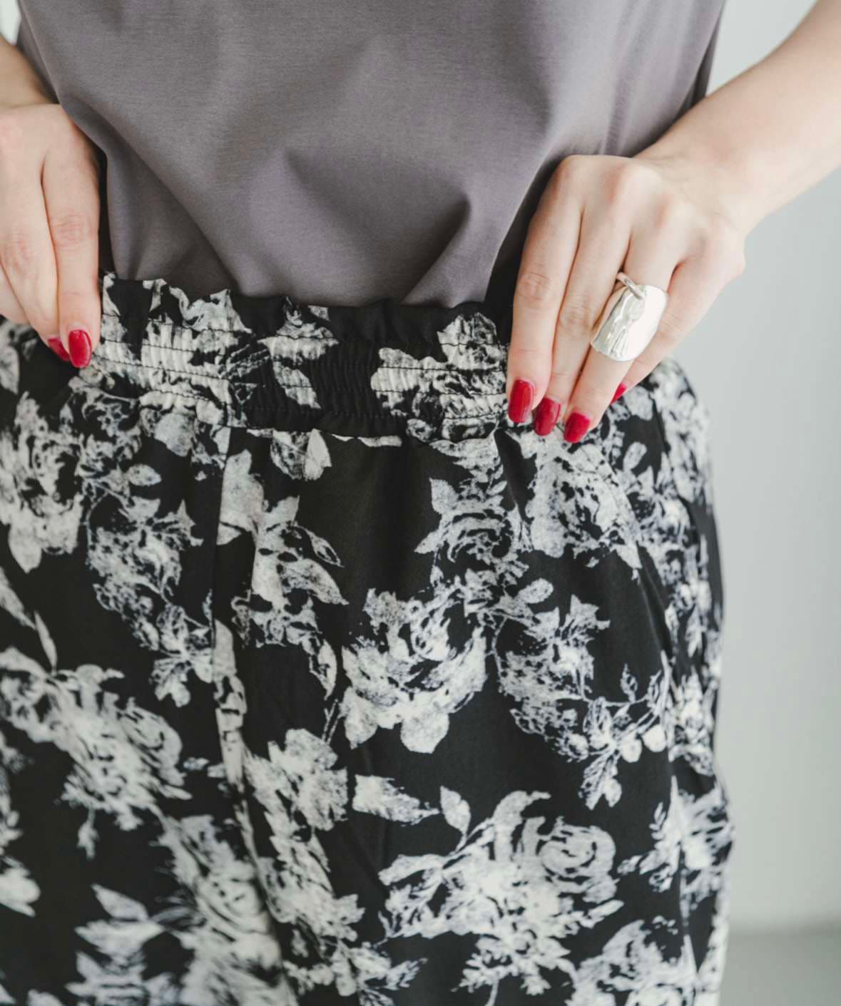 40代ファッション レディース 大人の花柄リラックスワイドパンツ