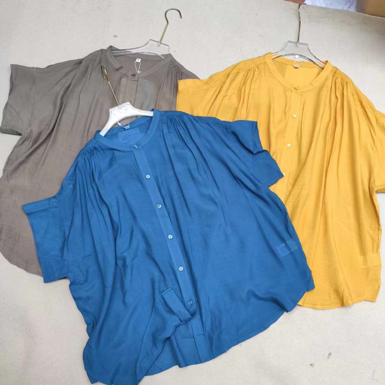 40代ファッション レディース ゆったりシルエットの半袖ブラウス