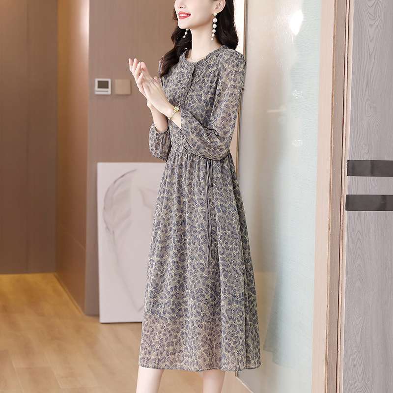 40代ファッション レディース エレガントな小花柄ミディ丈ワンピース