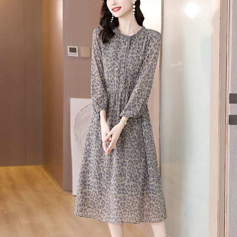 40代ファッション レディース エレガントな小花柄ミディ丈ワンピース