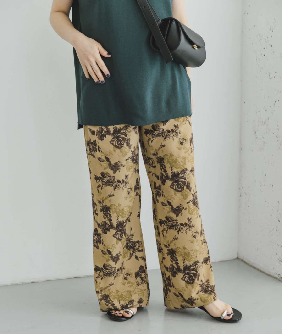 40代ファッション レディース 大人の花柄リラックスワイドパンツ