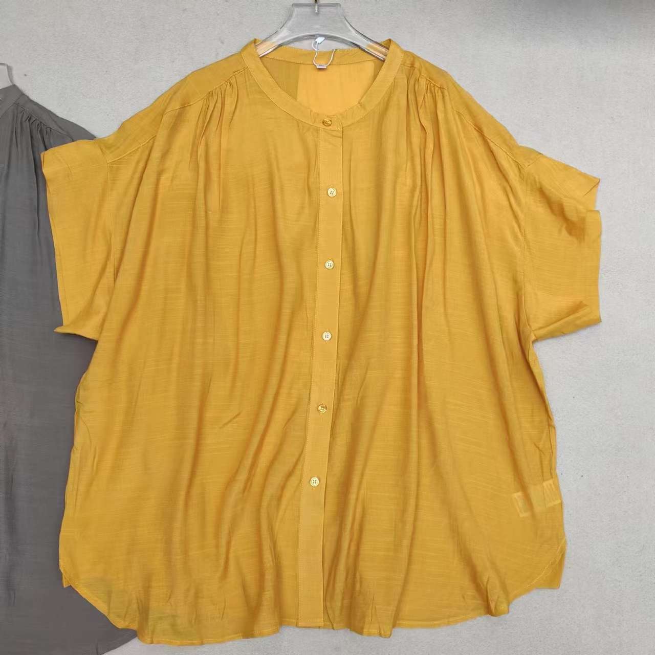 40代ファッション レディース ゆったりシルエットの半袖ブラウス