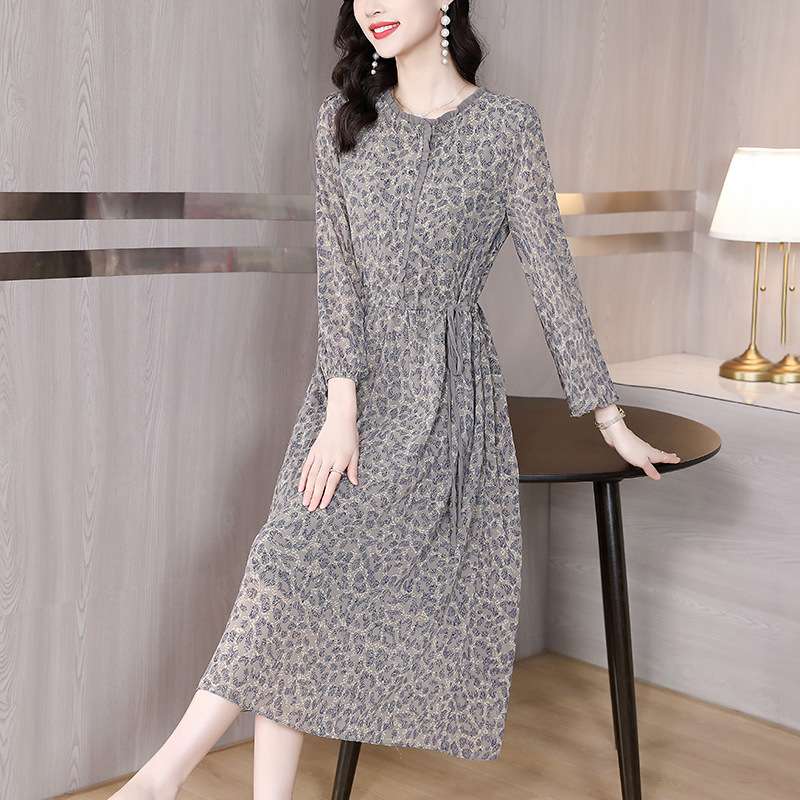 40代ファッション レディース エレガントな小花柄ミディ丈ワンピース