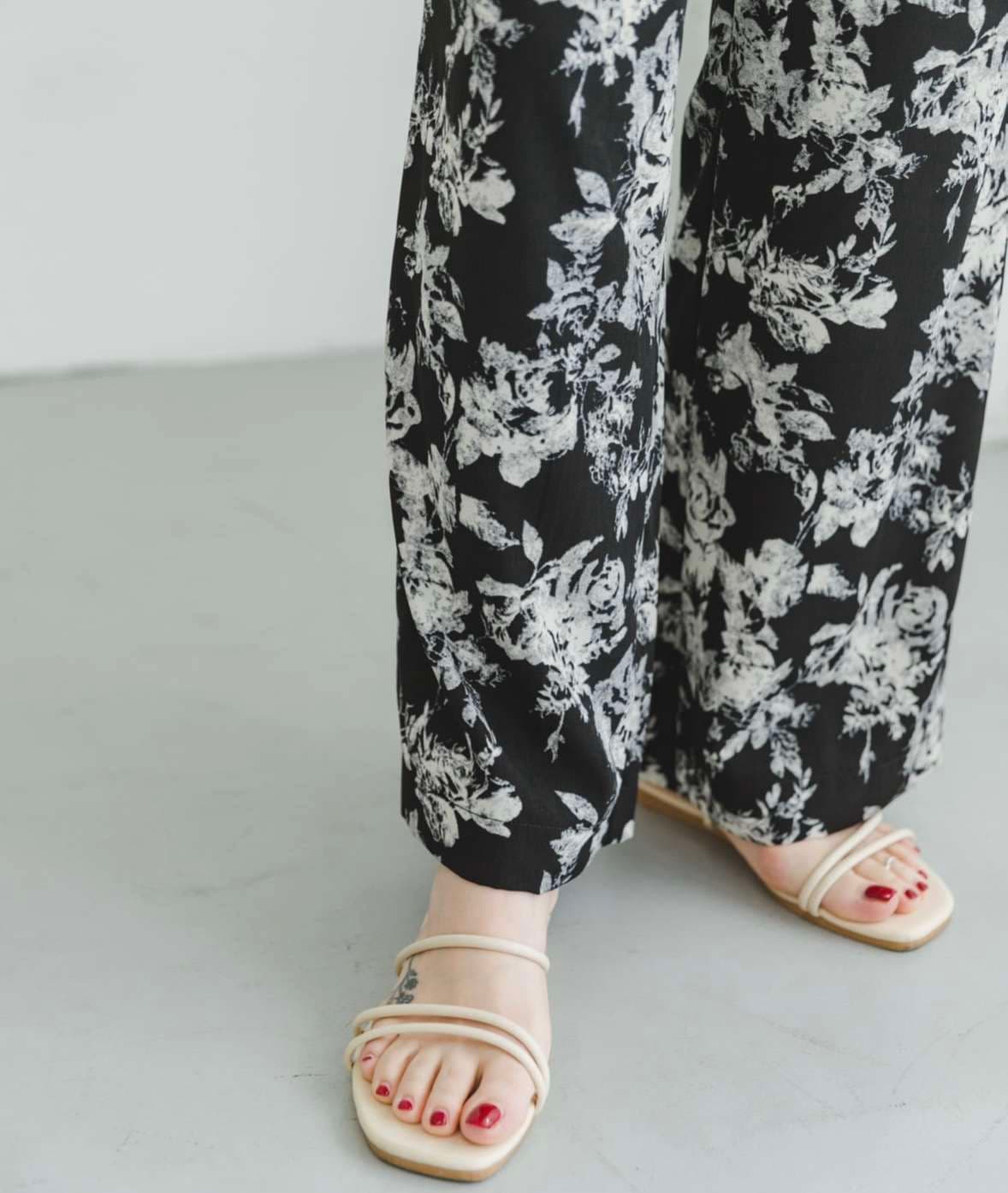 40代ファッション レディース 大人の花柄リラックスワイドパンツ