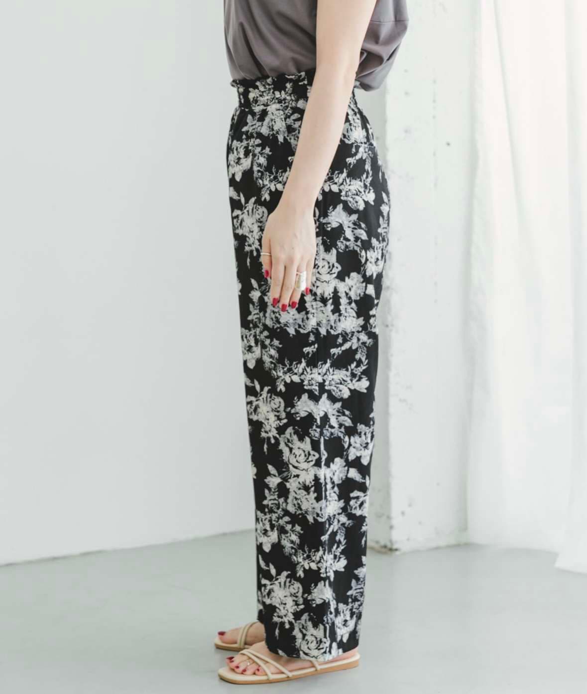 40代ファッション レディース 大人の花柄リラックスワイドパンツ