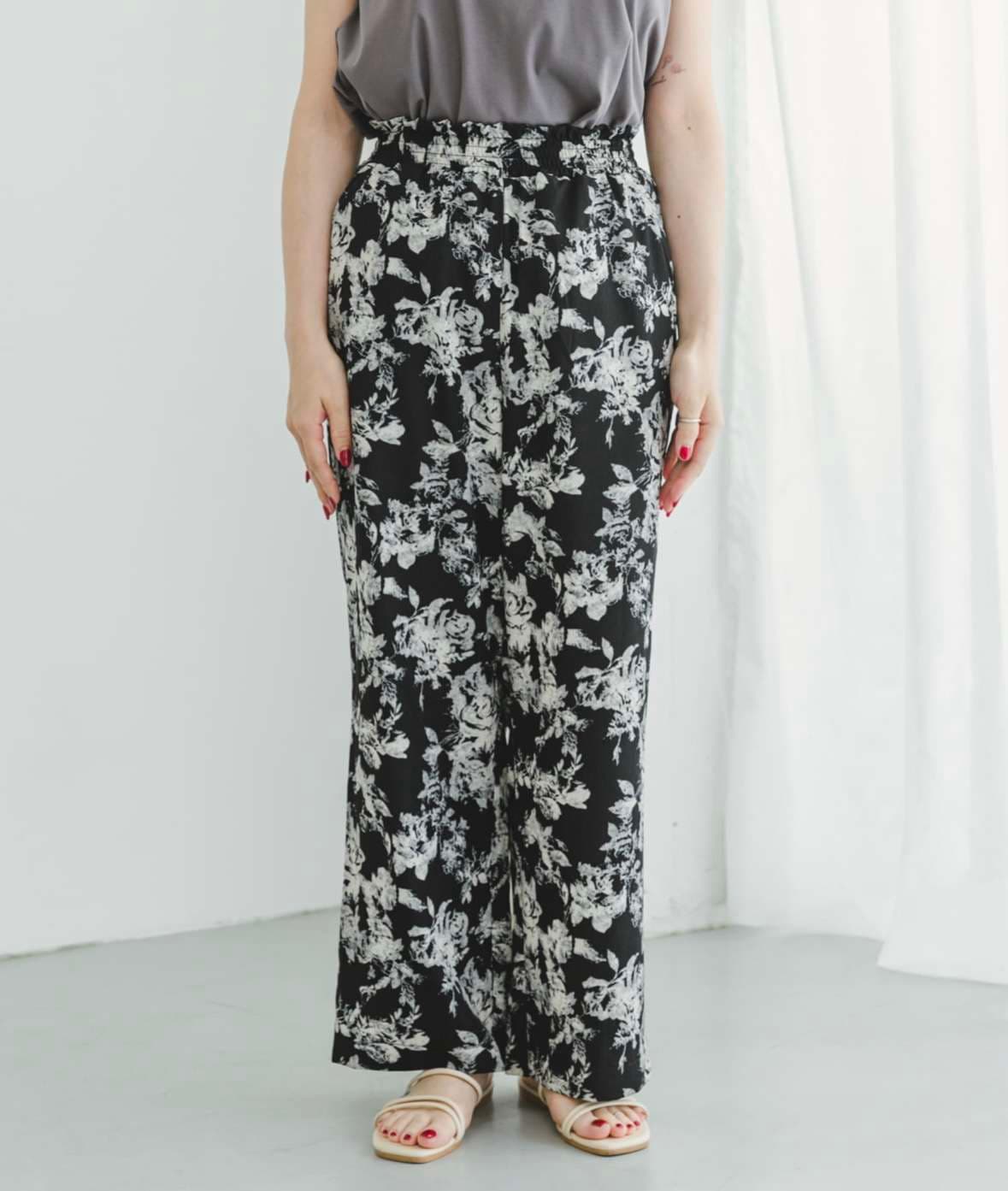40代ファッション レディース 大人の花柄リラックスワイドパンツ