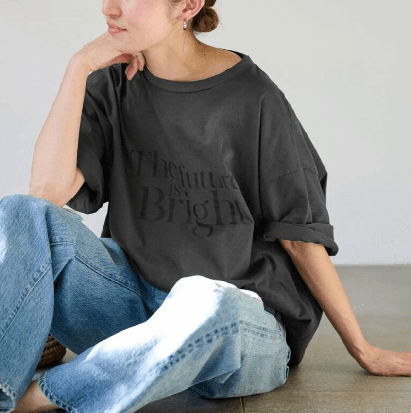 40代ファッション レディース ロゴ入りオーバーサイズTシャツ