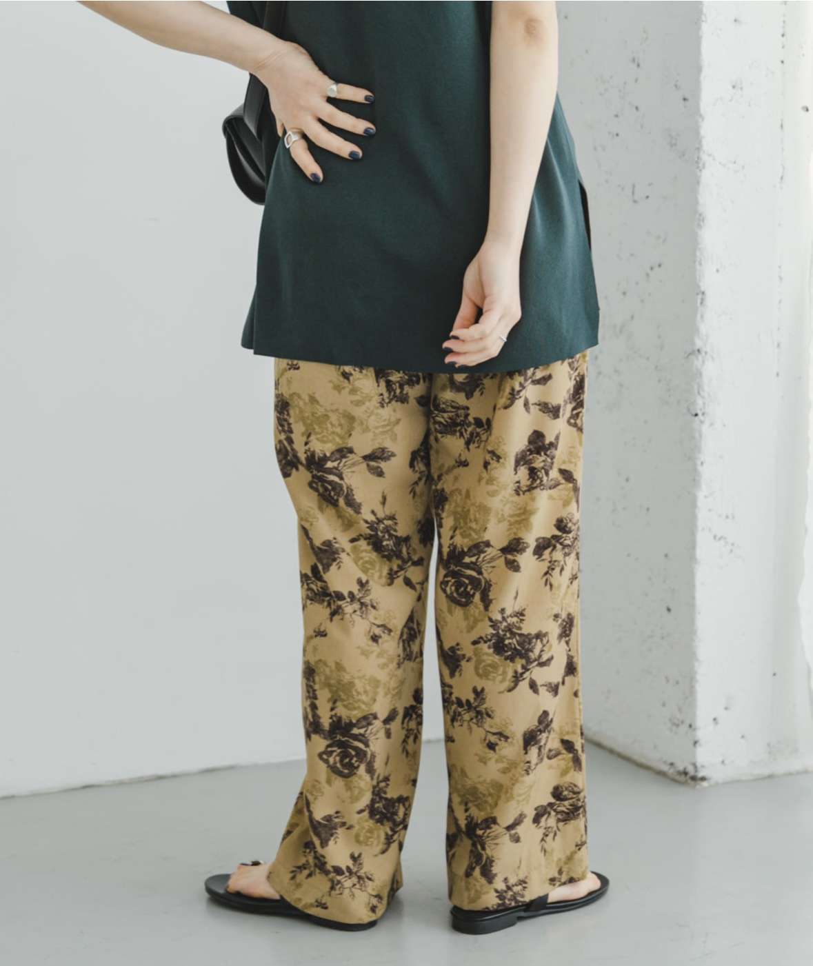 40代ファッション レディース 大人の花柄リラックスワイドパンツ