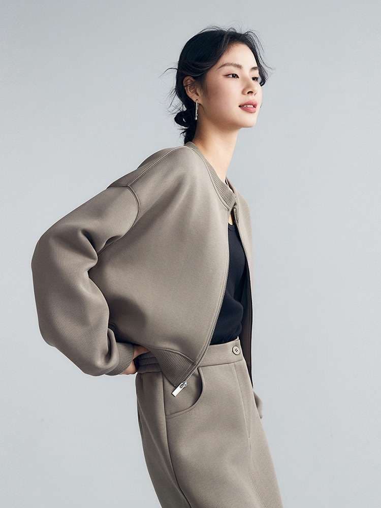 40代ファッション レディース ゆったりシルエットのショート丈ボンバージャケット