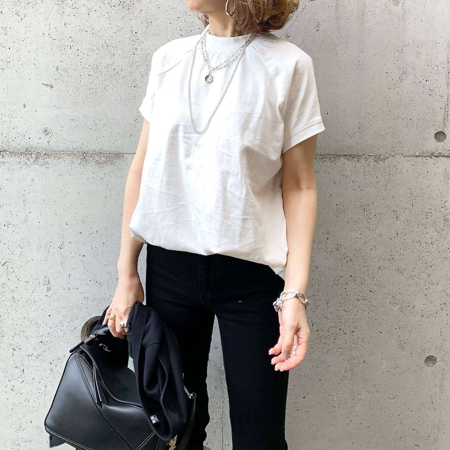 40代ファッション レディース シンプルデザインの刺繍ロゴTシャツ