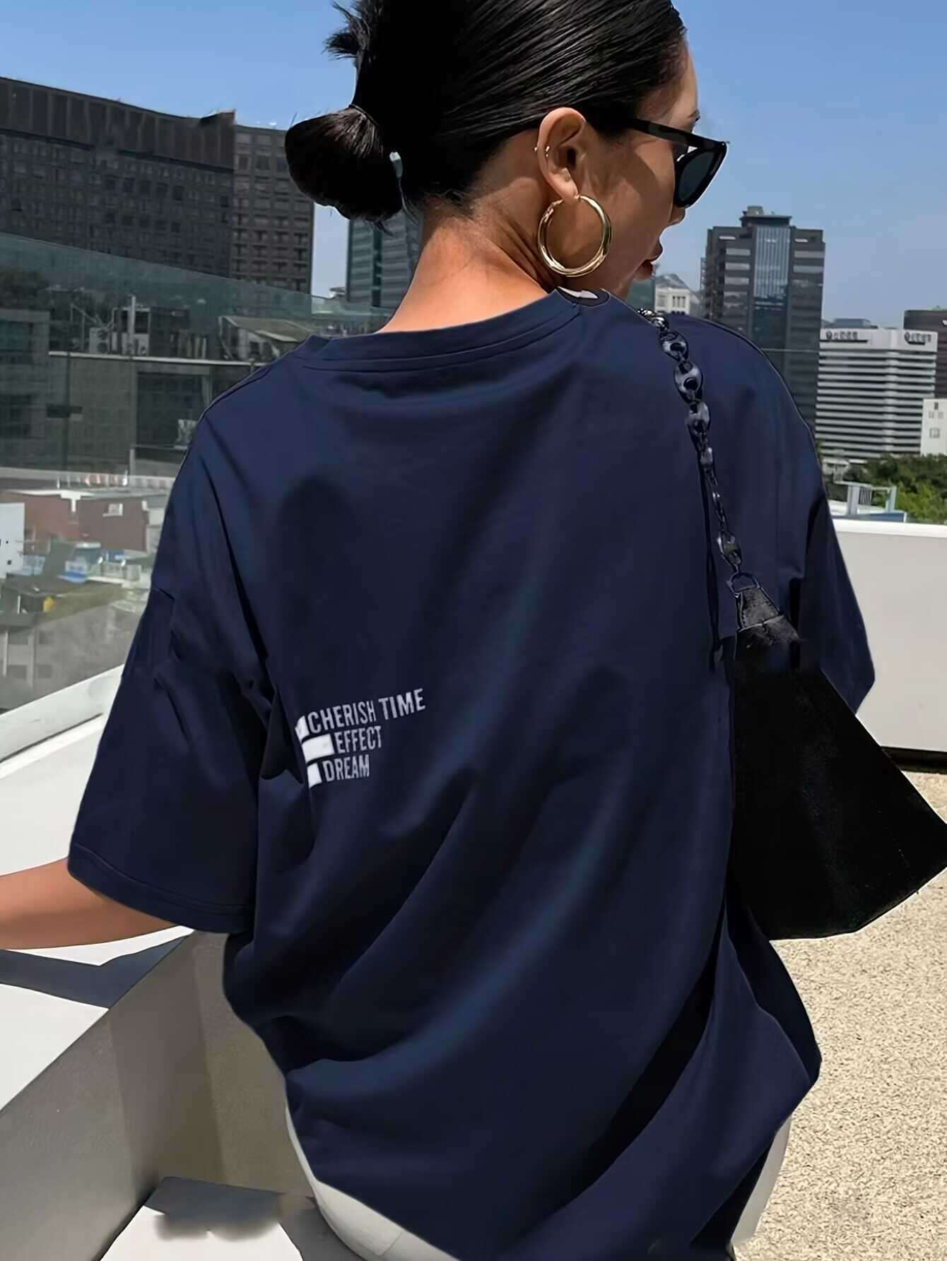 40代ファッション レディース 都会的ロゴ入りオーバーサイズTシャツ