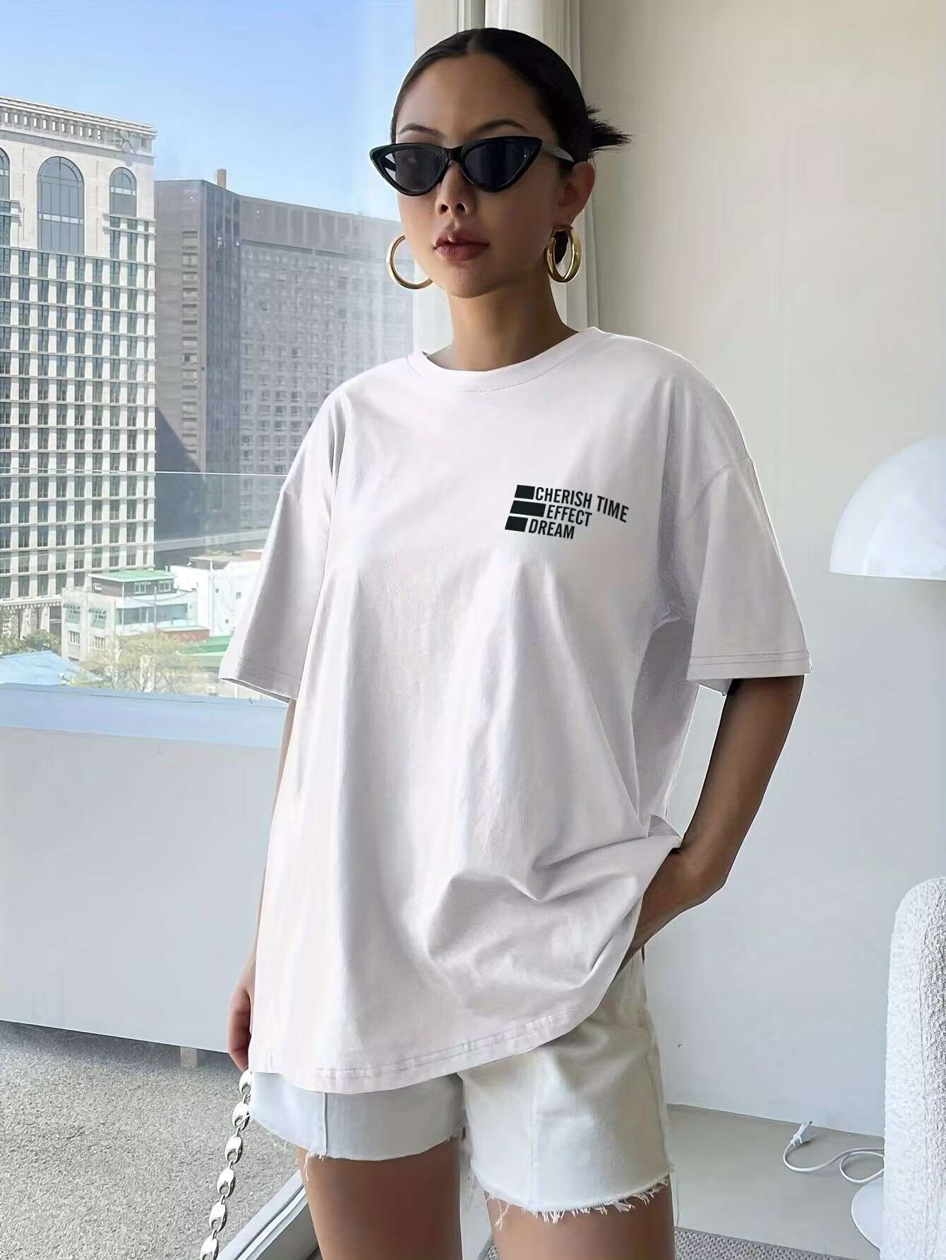 40代ファッション レディース 都会的ロゴ入りオーバーサイズTシャツ
