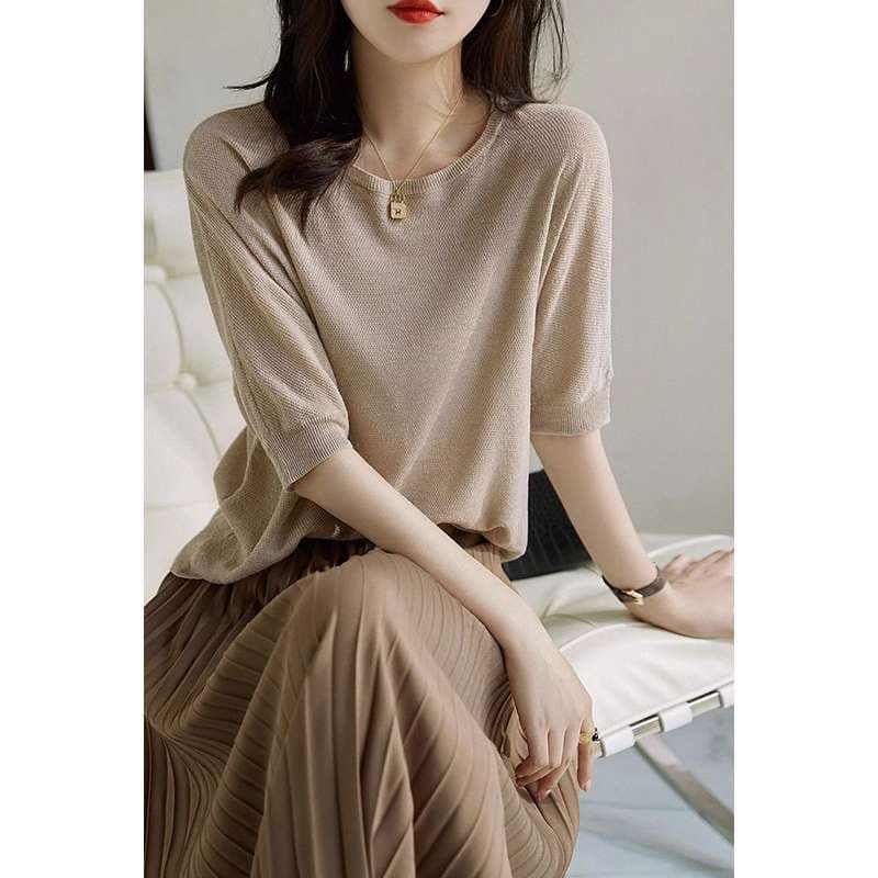 40代ファッション レディース 申し訳ありませんが、この画像にはドレスが写っていません。代わりに、上品なニットトップスとスカートのコーディネートが写っています。以下のようにと説明を提案させていただきます: