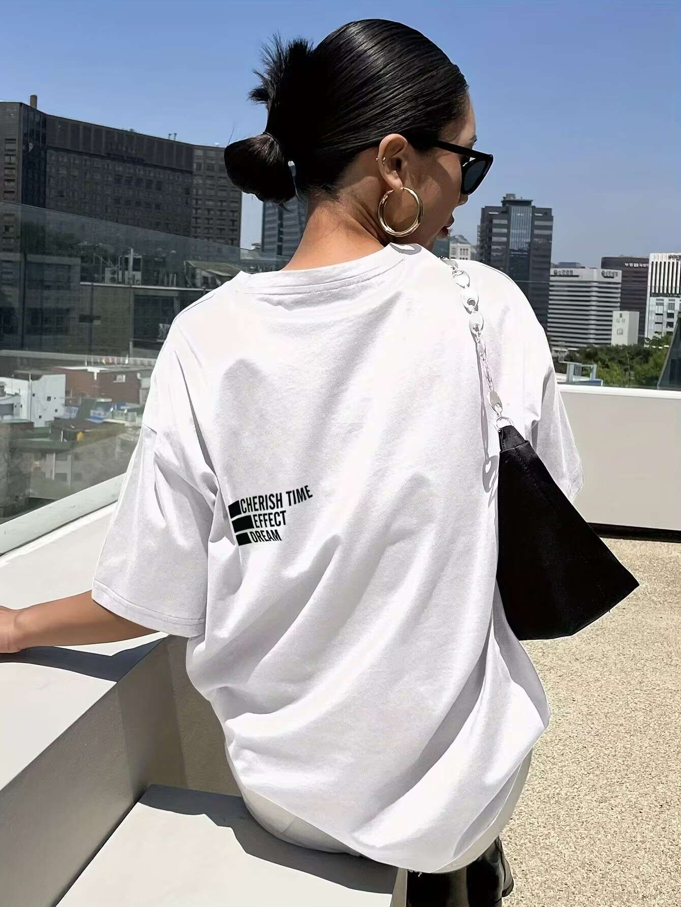 40代ファッション レディース 都会的ロゴ入りオーバーサイズTシャツ