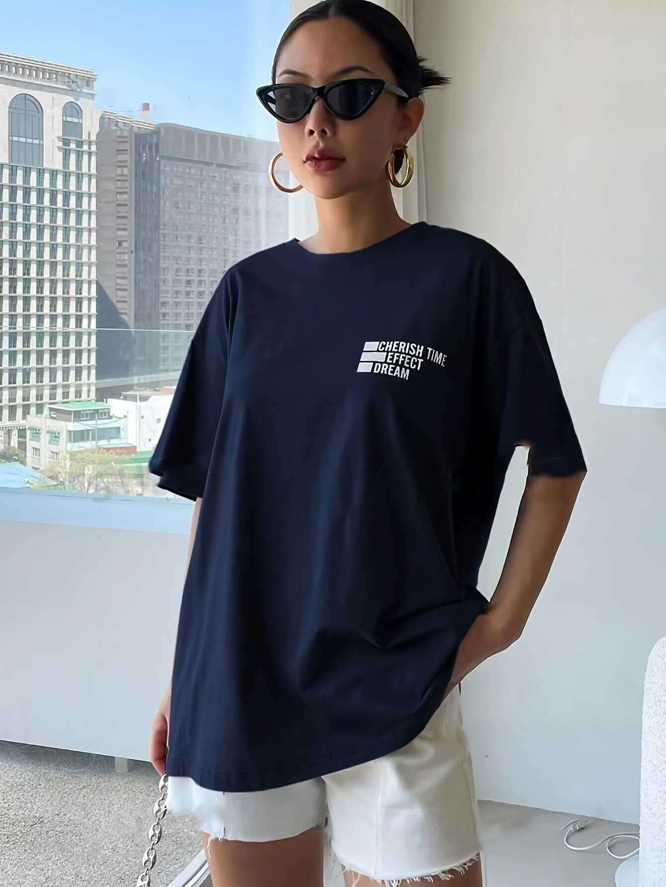 40代ファッション レディース 都会的ロゴ入りオーバーサイズTシャツ