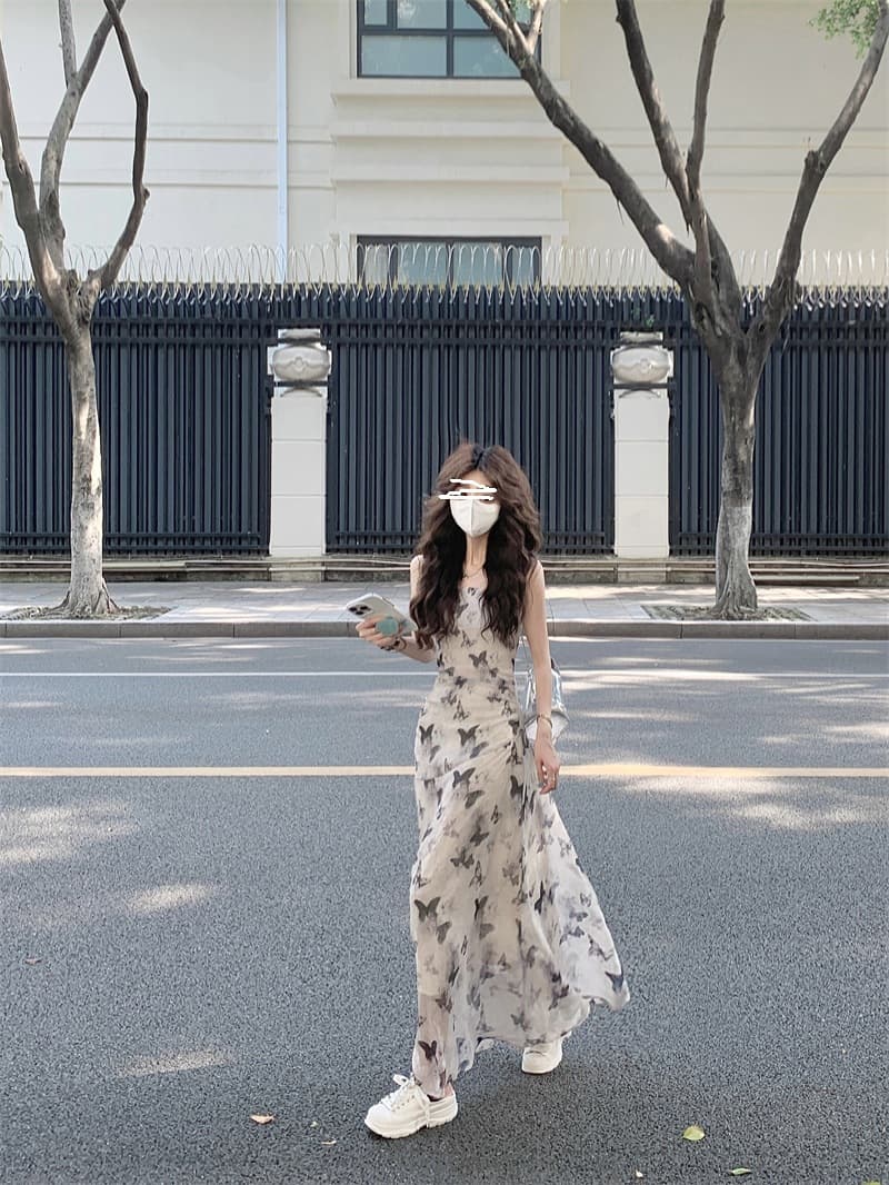 40代レディースファッション 蝶々舞う優美なマキシワンピース