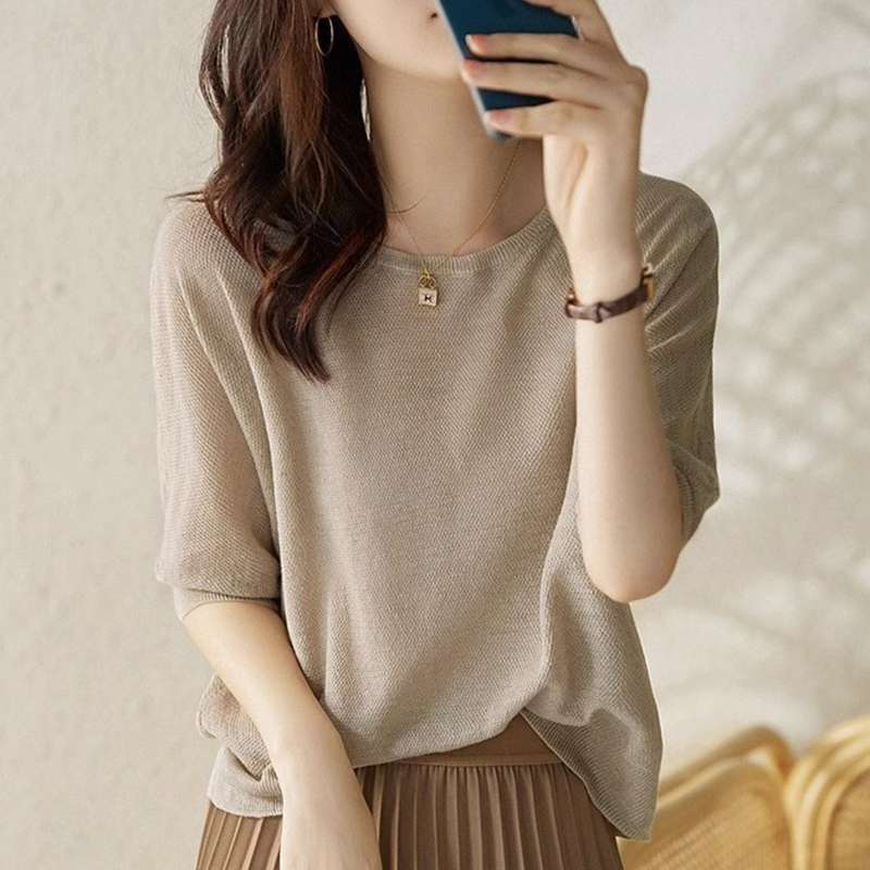 40代ファッション レディース 申し訳ありませんが、この画像にはドレスが写っていません。代わりに、上品なニットトップスとスカートのコーディネートが写っています。以下のようにと説明を提案させていただきます: