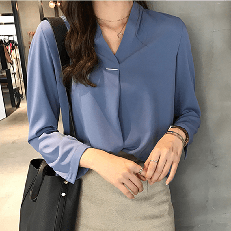 40代ファッション レディース オフィス向け上品Vネックブラウス