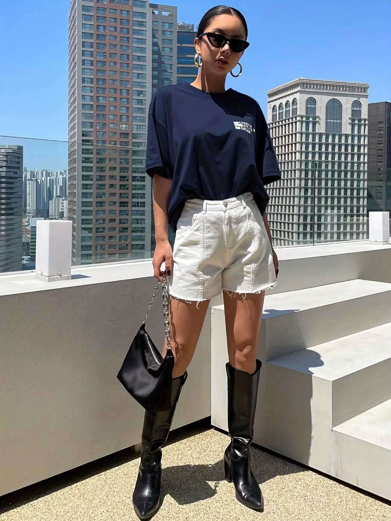 40代ファッション レディース 都会的ロゴ入りオーバーサイズTシャツ